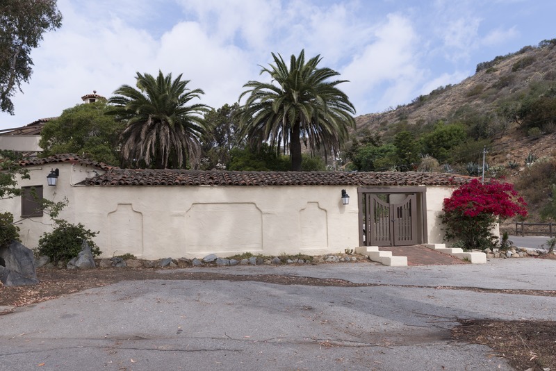 File:Bird Park Apartments on Santa Catalina Island, a rocky island off the coast of California LCCN2013634910.tif