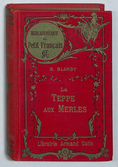 Couverture rouge et ors. Bibliothèque du Petit Français. Initiales A, C entrelacées puis S. Blandy et le titre. Une guirlande or entoure la couverture, surmontée en haut à droite d’un coq qui chante