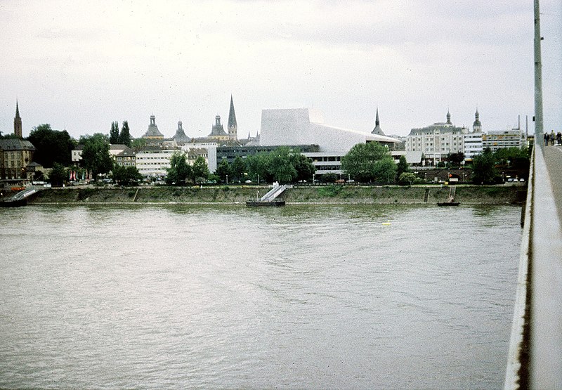 File:Bonn, Blick über den Rhein zur Innenstadt.jpg