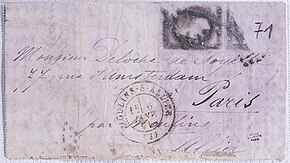 Photographie en couleurs d'une enveloppe de lettre aux inscriptions partiellement délavées.