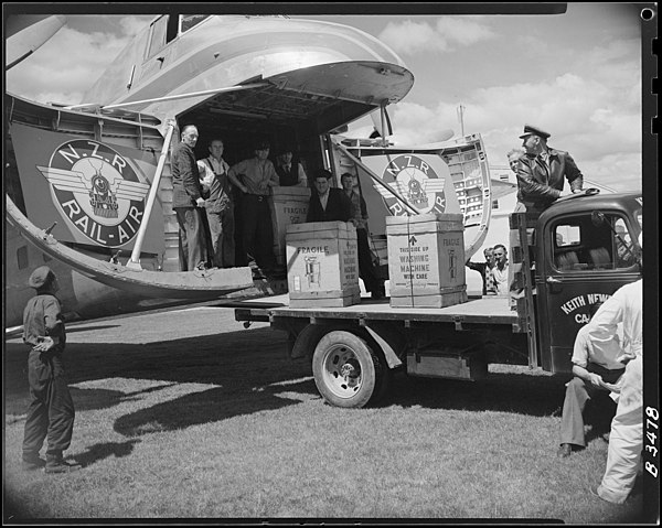 Bristol 170 Freighter unloading at Nelson, 5 November 1952