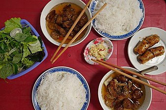 Bún chả mit Beilagen