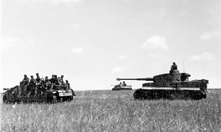 Tập_tin:Bundesarchiv_Bild_101III-Cantzler-077-24,_Russland,_Vormarsch_deutscher_Panzer.jpg