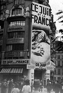 Devanture de l'exposition Le Juif et la France, en septembre 1941 (palais Berlitz, au croisement du boulevard des Italiens, de la rue Louis-le-Grand, la rue de la Michodière et la rue de Hanovre (2e arr.).