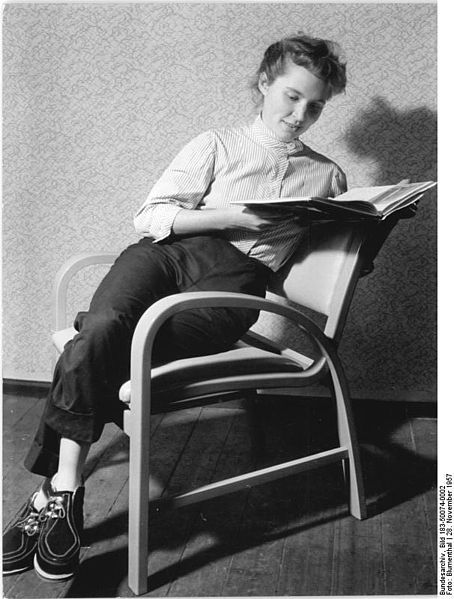 File:Bundesarchiv Bild 183-50074-0002, Gartensessel aus Sperrholz.jpg
