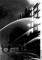 Bundesarchiv Bild 183-R97622, Hamburg, Löschen nach Luftangriff.jpg