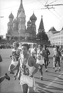 Runner pass in front of Saint Basil's Cathedral. Winner Waldemar Cierpinski is at left. Bundesarchiv Bild 183-W0801-0120, Moskau, XXII. Olympiade, Marathon, Cierpinski, Chun Son Kon,.jpg
