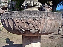 Kranich-Wappen auf der Brunnenschale