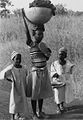 COLLECTIE TROPENMUSEUM Groepsportret van twee Fulani jongens en een meisje met koopwaar te Lalgaye TMnr 20010037.jpg