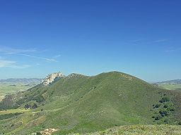 En bild av Cabrillo Peak från Black Hill. En del av Hollister Peak syns också.