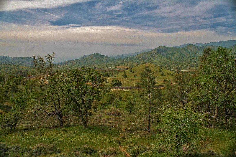 File:California Historical Landmark No. 508 Tehachapi Loop - panoramio (2).jpg