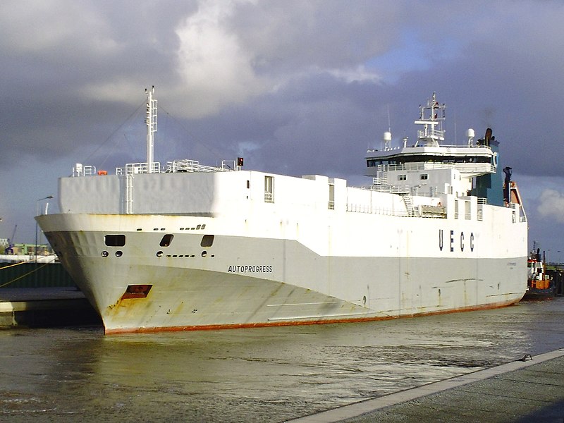 File:Car carrier Autoprogress in Kaiserschleuse.jpg