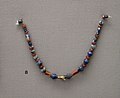 Collier en perles de cornaline et lapis lazuli, amulette en or en forme de mouche.