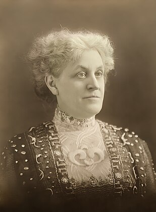 Carrie Chapman Catt (1859–1947) foi uma feminista estadunidense e uma das dirigentes do movimento pelo sufrágio feminino nos Estados Unidos. Seu ativismo foi fundamental na aprovação da Décima Nona Emenda à Constituição dos Estados Unidos, que outorgou às mulheres estadunidenses o direito ao voto em 1920 (definição 1 648 × 2 242)