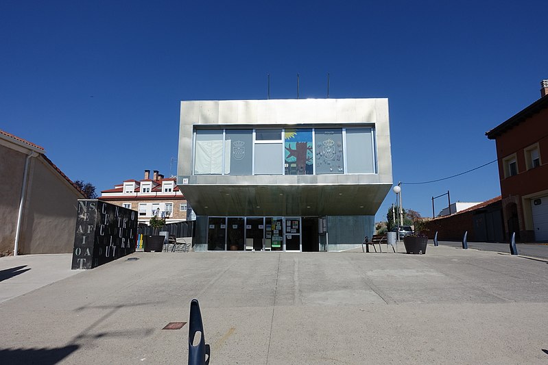 File:Centro cultural, Hontanares de Eresma.jpg