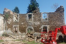 Un chantier de réhabilitation d'un vieux bâtiment, appelé "L'auberge limousine" au cœur du centre historique de Châlus