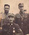 Chiang Kai-shek (depan) dengan putra-putranya (belakang). Chiang Wei-kuo berada di sebelah kanan.