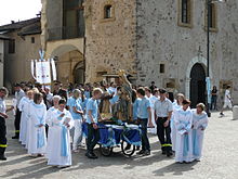 Vista della piazza del castello (sullo sfondo) in occasione della festa della medaglia miracolosa