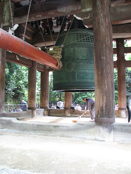 File:Chion-in bell 1 by MShades in Kyoto.jpg