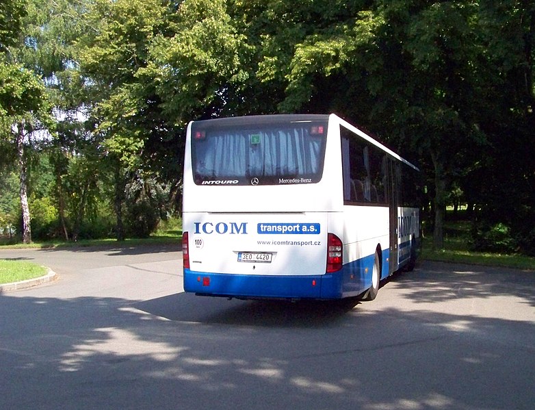 File:Choceň, autobus u Masarykova mostu.jpg