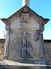 Stèle des prêtres au cimetière du centre