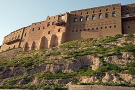 Restaurerade fasader längs sydsidan av Erbils citadell.