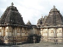 Kadamba shikares amb Kalases al damunt (Lakshmi Devi, a Doddagaddavalli).