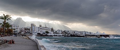 Vista do litoral de Cirênia, Chipre do Norte (definição 5 472 × 2 306)