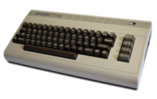 Beigefarbene Computertastatur mit braunen Tasten (Commodore 64).