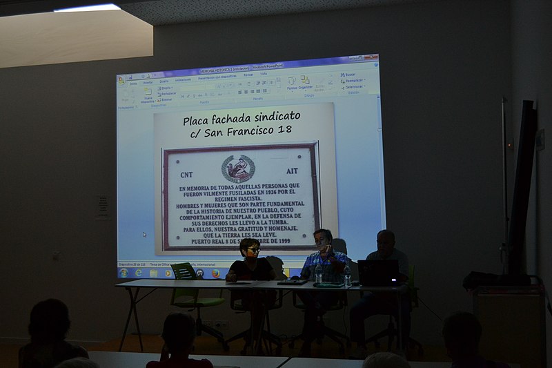 File:Conferencia "Investigación, localización y exhumación de la fosa común de Puerto Real" (36864685583).jpg