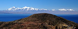 Panorama della Cordillera Central in Bolivia dall'Isla del Sol