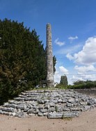 Fotografie color a unei coloane de piatră dintr-un cimitir.