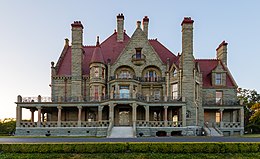 Craigdarroch Castle juste après le coucher du soleil - vue depuis le sud, Victoria, Canada 01.jpg