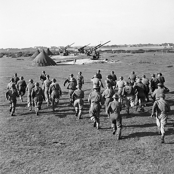 File:Crews rush to their 3.7-inch guns, 127th Heavy Anti-Aircraft Regiment, Southwold, Suffolk, 9 October 1944. H40434.jpg