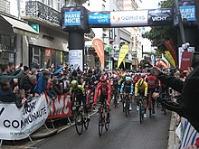 Cyclistes au départ de la quatrième étape du Paris-Nice 2019