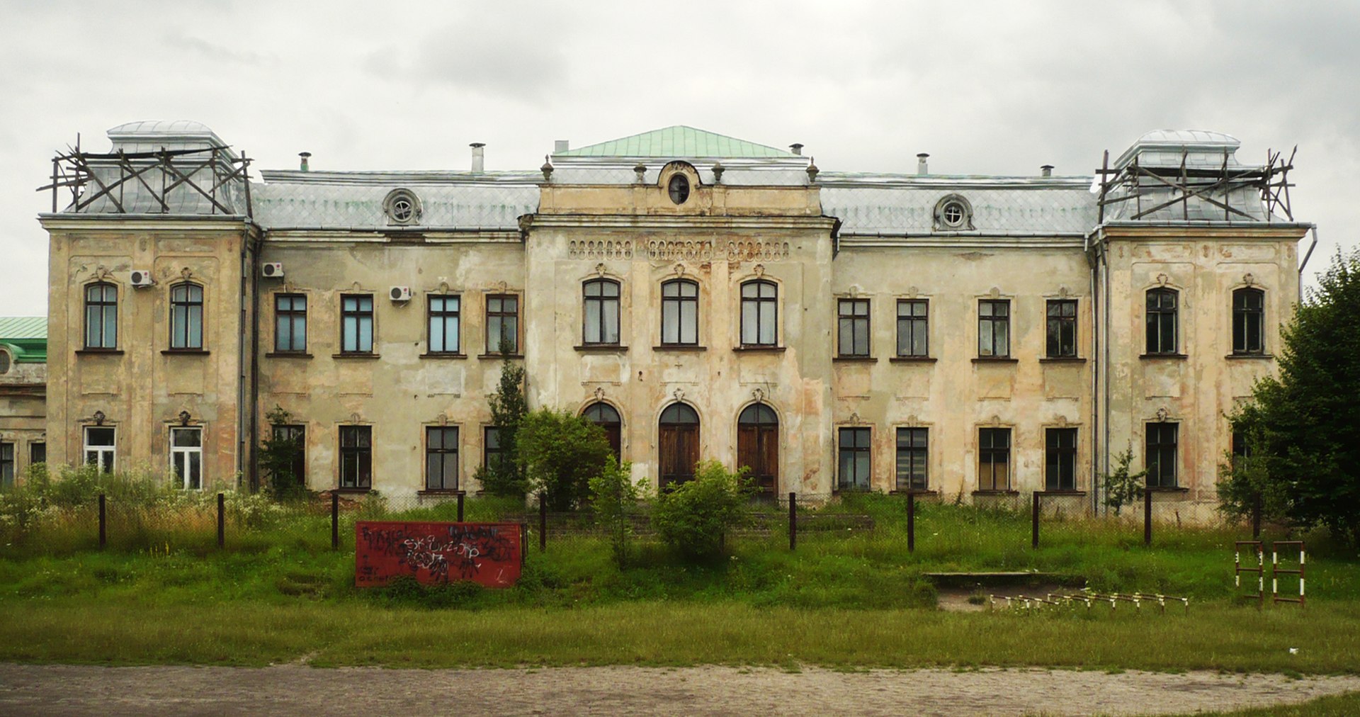 Бывший дворец Потоцких, с 1989 года — музей религии (реставрируется после пожара)