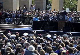 Barack Obama'nın Colleville-sur-Mer'de bir gazi seyircisi önünde yaptığı konuşma, 6 Haziran 2014.