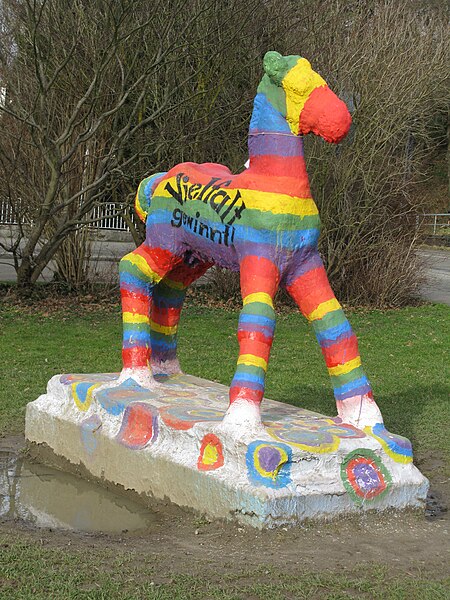 File:Das Holbeinpferd in Regenbogenfarben.jpg