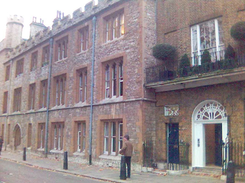 File:Dean's Yard westminster.jpg