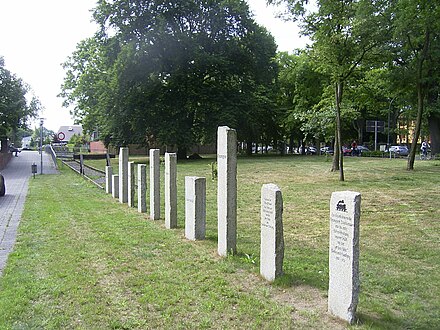 Denkmal Stille Pauline vor dem Paulinenauer Bahnhof in Neuruppin