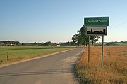 English: Road in Domatowo. Polski: Droga wjazdowa do wsi Domatowo.