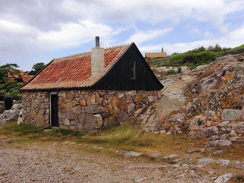 File:Domek w skale - panoramio.jpg