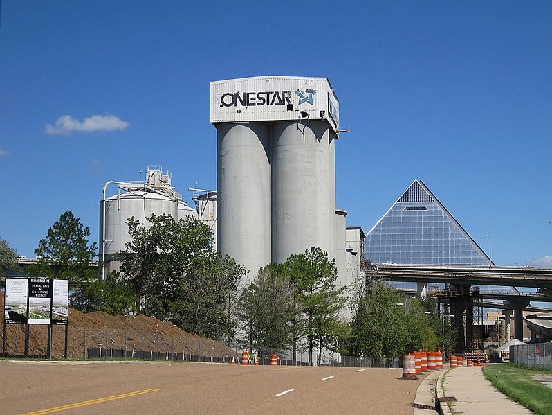 File:Downtown concrete silo near Pyramid Arena Memphis TN 004.jpg