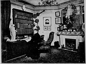 Photographie en noir et blanc d'Augusta Holmès dans son cabinet de travail
