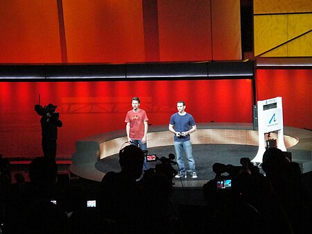 Tập_tin:E3_2011_-_Sony_Media_Event_-_Demoing_Uncharted_3_Drake's_Deception_(5810687907).jpg