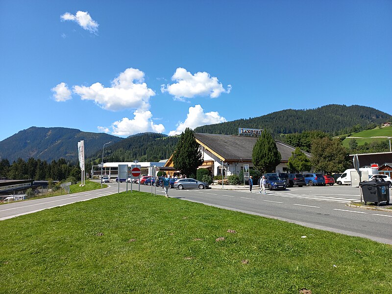 File:Eben im Pongau-rest area Eben south-01ASD.jpg