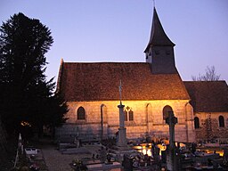 Eglise Saint-Hilaire de la Ferrière (Eure) avec vieil if funéraire.jpg