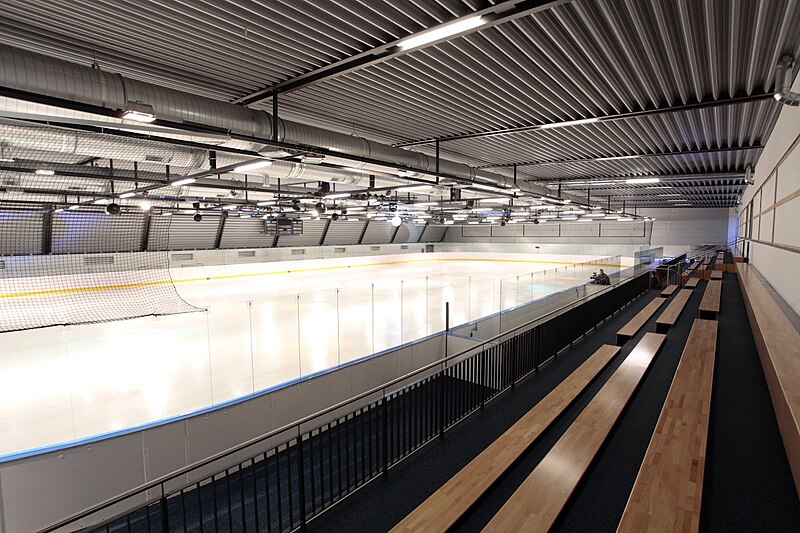 File:Eissporthalle Innenansicht.jpg