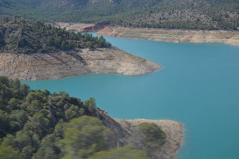 File:Embalse de Contreras visto desde el AVE - panoramio.jpg