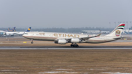 English: Etihad Airways Airbus A340-541 (reg. A6-EHA) at Munich Airport (IATA: MUC; ICAO: EDDM). Deutsch: Etihad Airways Airbus A340-541 (Reg. A6-EHA) auf dem Flughafen München (IATA: MUC; ICAO: EDDM).